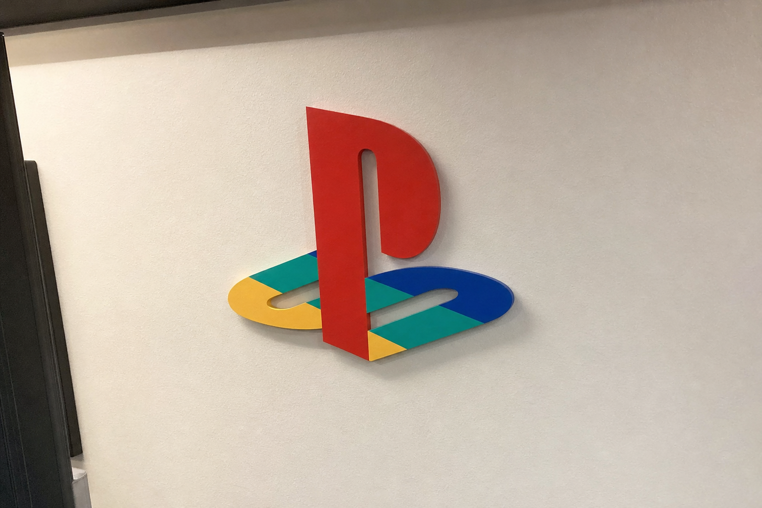 Sonys første PlayStation-skjerm har ladekrok for DualSense, men kommer ikke til Norge