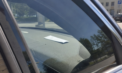 Sommerfellen mange overser: Et åpent bilvindu kan koste deg parkeringsbot