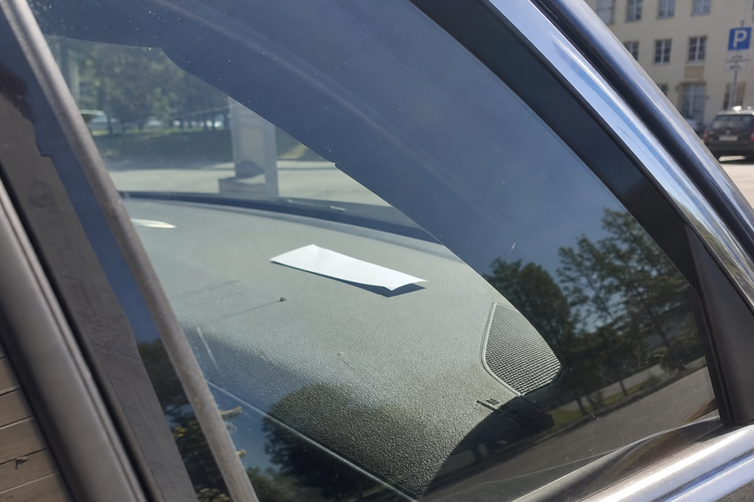 Sommerfellen mange overser: Et åpent bilvindu kan koste deg parkeringsbot