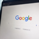 Selv Google må rasjonere AI-kraft: Kapasitetskrisen sender priser oppover for både skytjenester og smarttelefoner