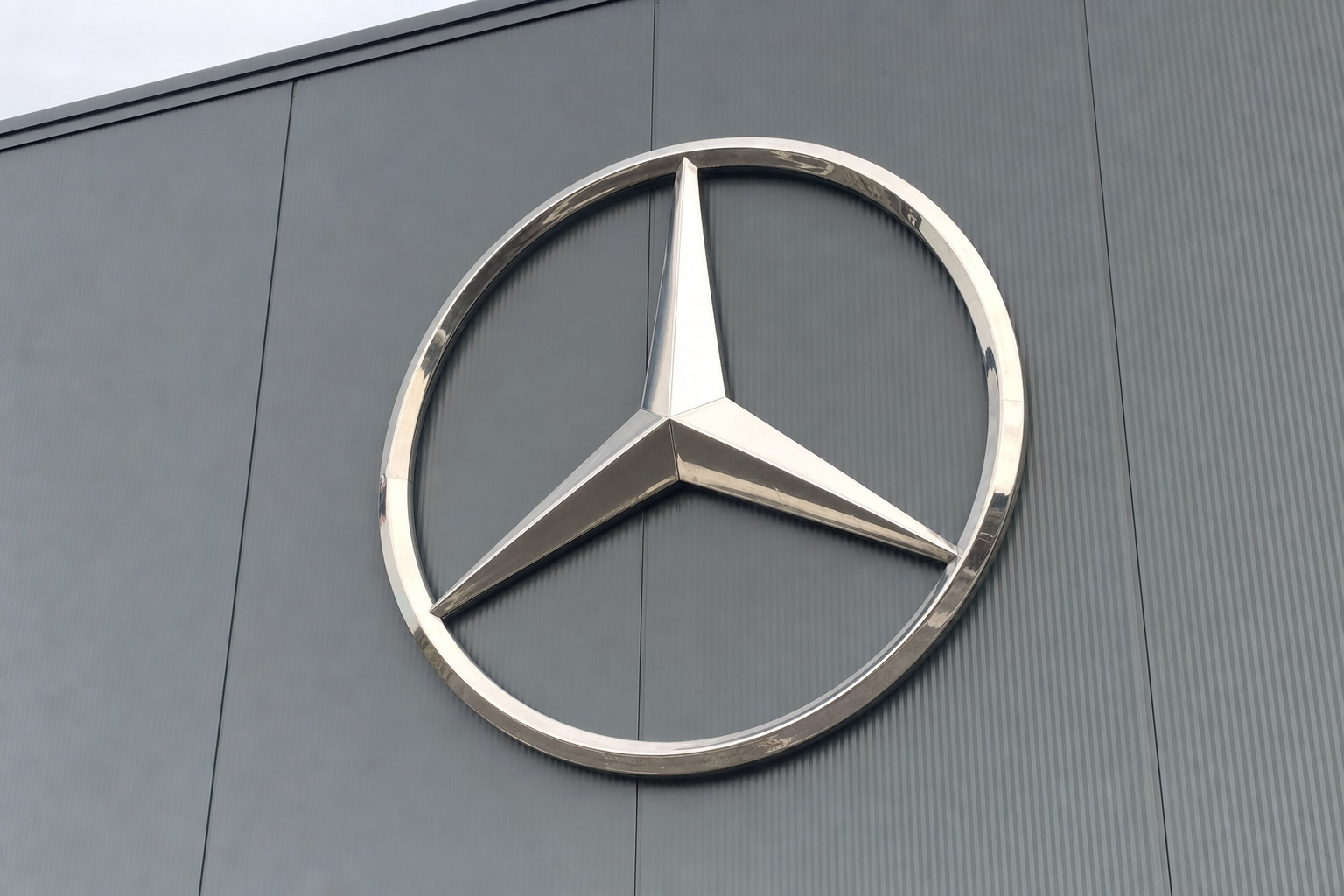 Bare 8 cm bred og 50 prosent lettere: Mercedes har startet masseproduksjon av elmotoren som kan endre bransjen