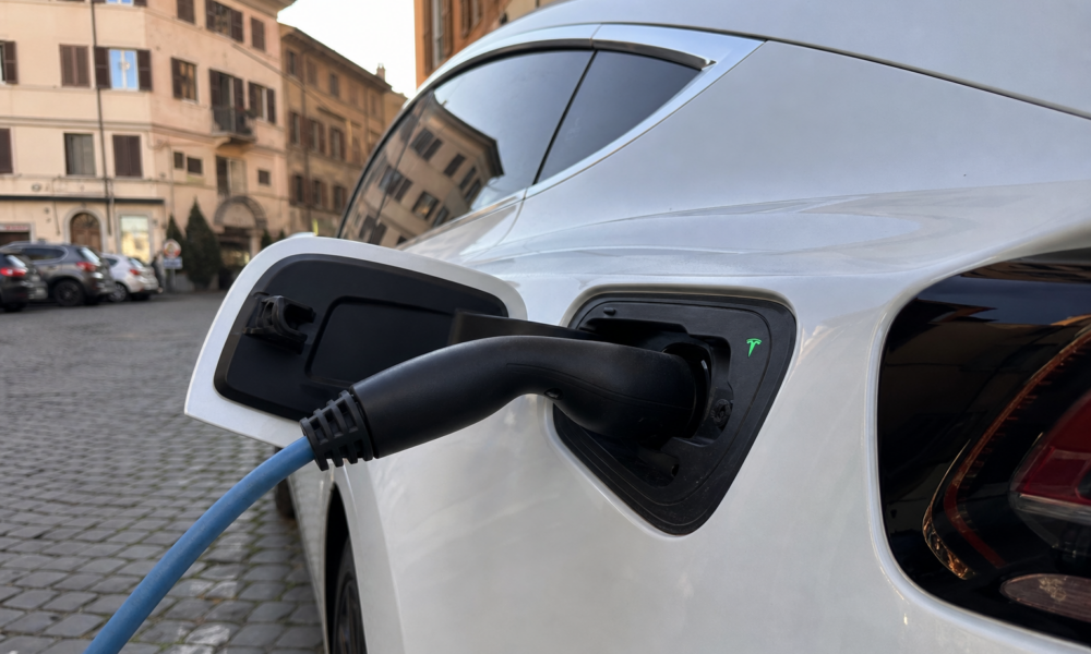 EU-rekord: Hver femte nye bil i Europa er nå elektrisk - og veksten akselererer i overraskende land