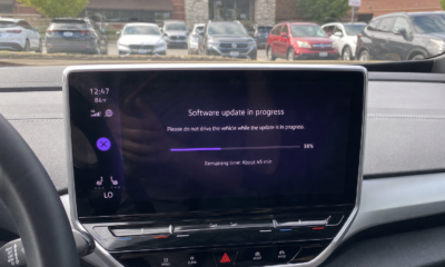 VW-eier satt fast i to timer da bilen plutselig oppdaterte seg på restaurantparkeringen