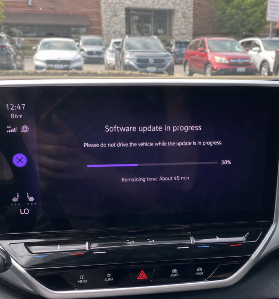VW-eier satt fast i to timer da bilen plutselig oppdaterte seg på restaurantparkeringen
