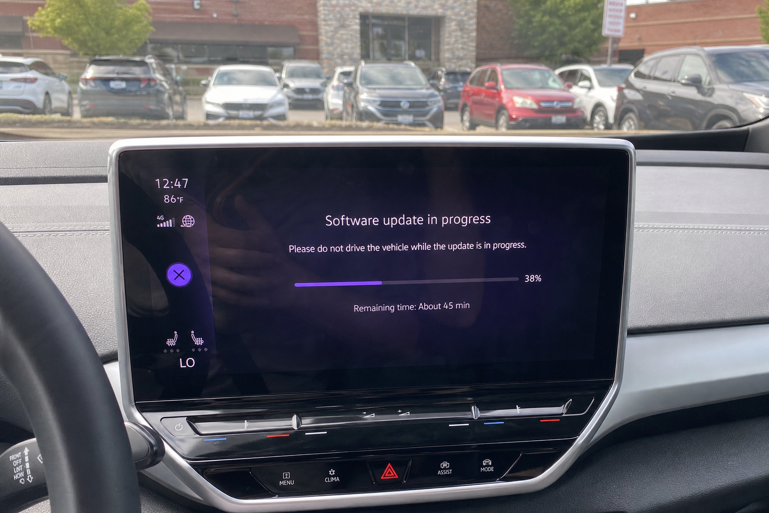 VW-eier satt fast i to timer da bilen plutselig oppdaterte seg på restaurantparkeringen