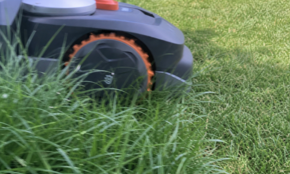 Kabelfri robotklipper tar over hagen: Slik fungerer teknologien bak verdens mestselgende merke