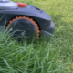 Kabelfri robotklipper tar over hagen: Slik fungerer teknologien bak verdens mestselgende merke