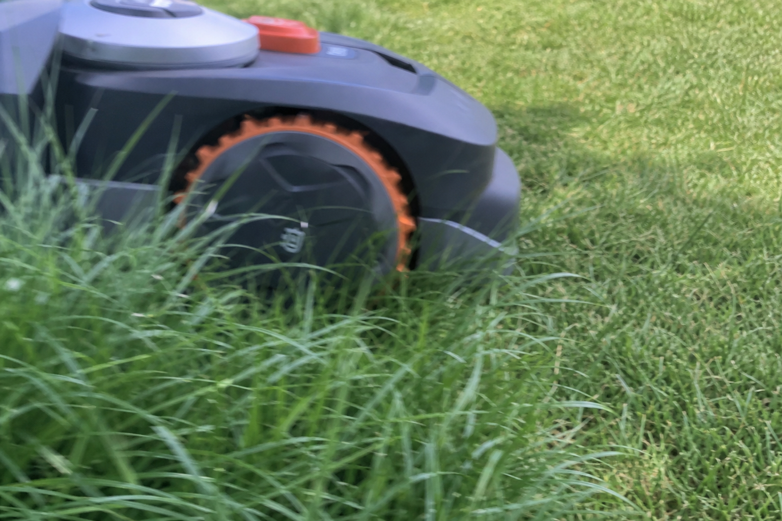 Kabelfri robotklipper tar over hagen: Slik fungerer teknologien bak verdens mestselgende merke