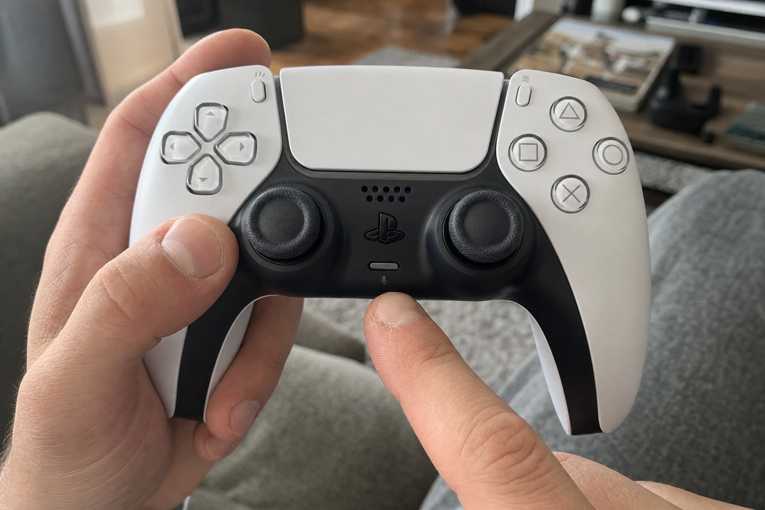 Slå av denne PS5-funksjonen nå: DualSense-kontrolleren lytter som standard