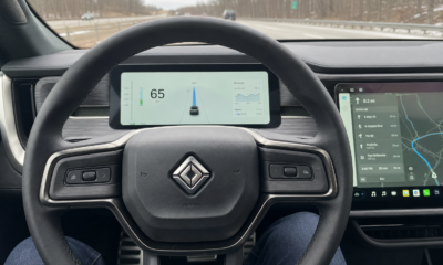 Rivian-sjefen lover hendene av rattet i 2027: Slik skal de slå Tesla FSD