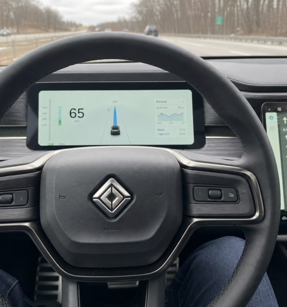 Rivian-sjefen lover hendene av rattet i 2027: Slik skal de slå Tesla FSD