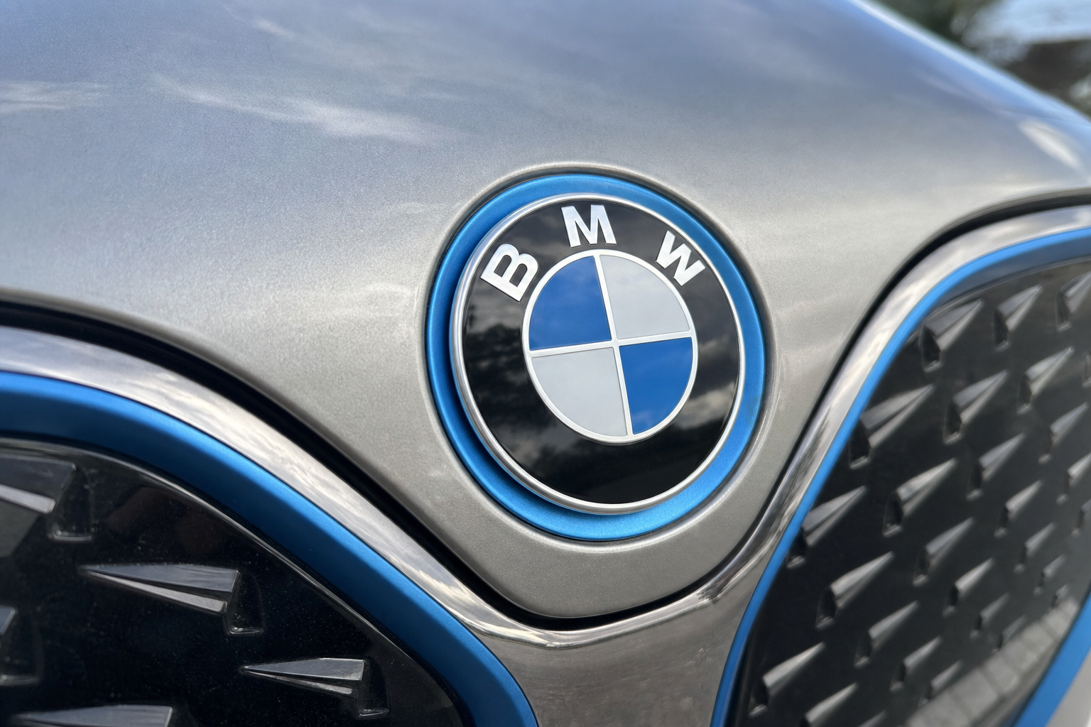 BMW-sjef i avskjedstale: «Ren elbilsatsing er en blindgate»