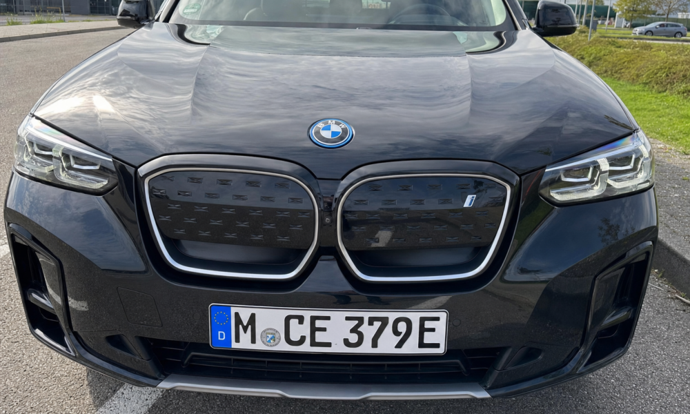 BMW iX3 ute som første Neue Klasse-bil: Opptil 805 km rekkevidde og 400 kW lading