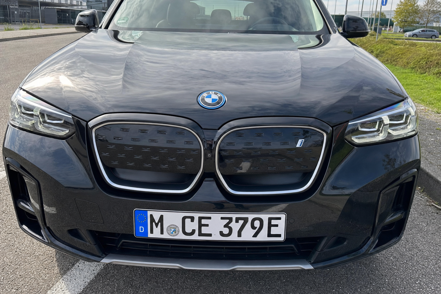 BMW iX3 ute som første Neue Klasse-bil: Opptil 805 km rekkevidde og 400 kW lading