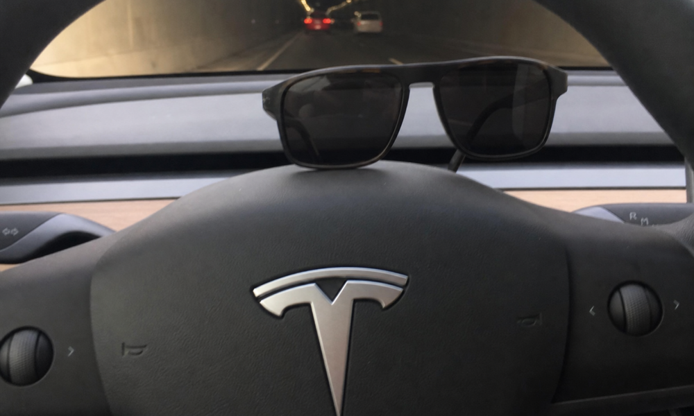 Tesla strammer grepet om førerne: Ny FSD-oppdatering ser deg gjennom solbrillene