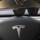 Tesla strammer grepet om førerne: Ny FSD-oppdatering ser deg gjennom solbrillene