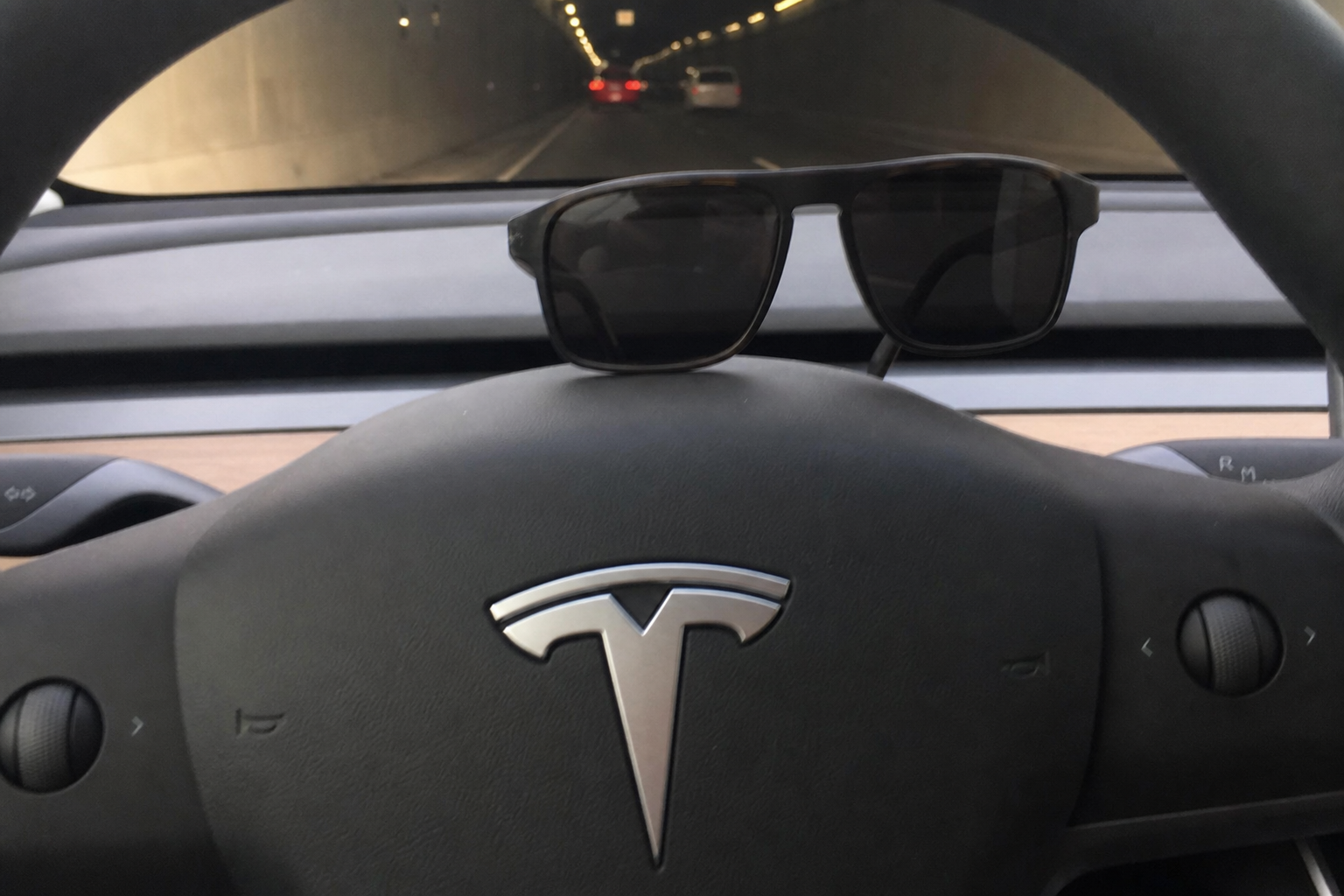 Tesla strammer grepet om førerne: Ny FSD-oppdatering ser deg gjennom solbrillene