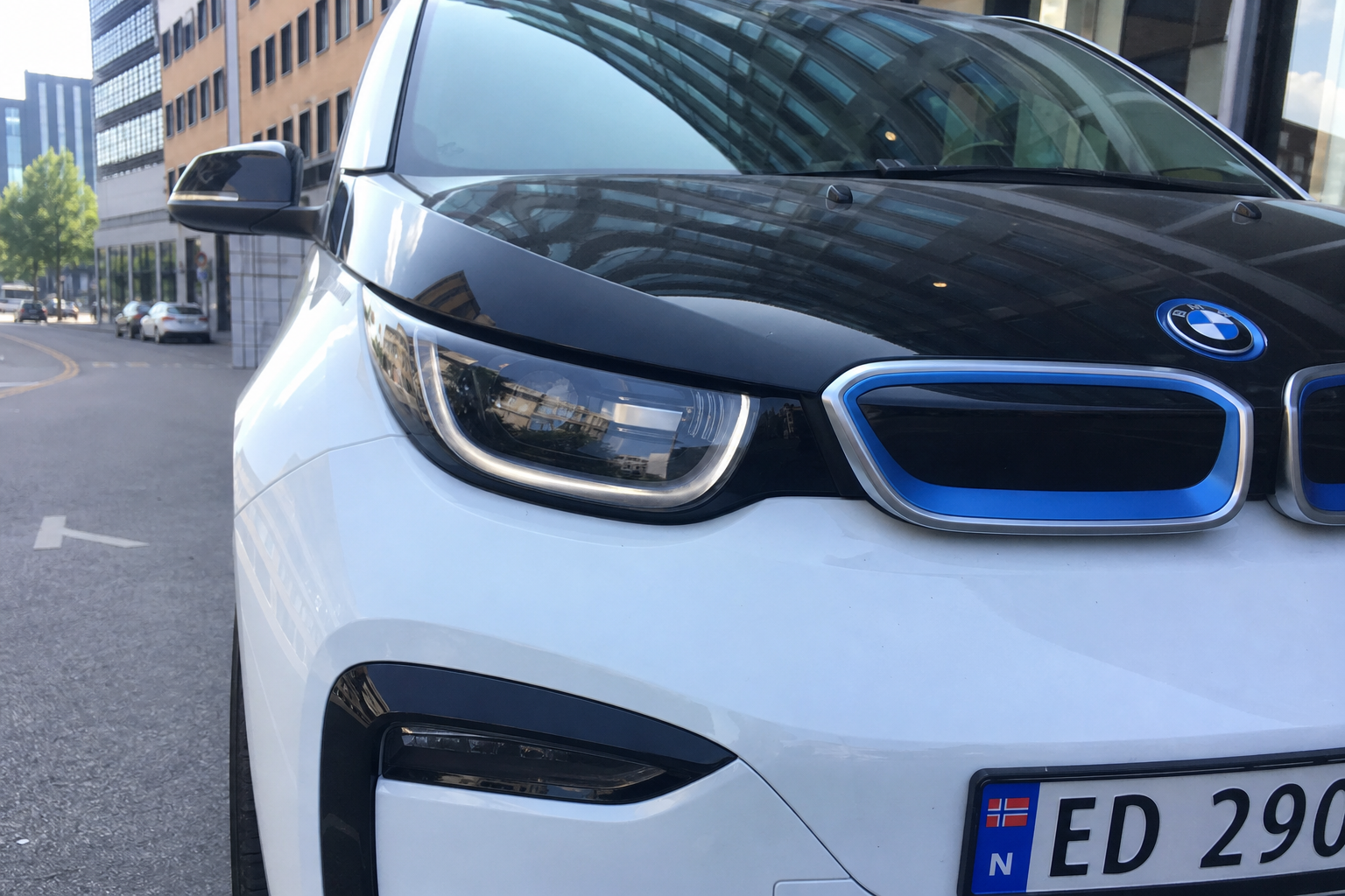 BMW i3 åpner bestillinger flere måneder tidlig: 566 km rekkevidde og 400 kW lading