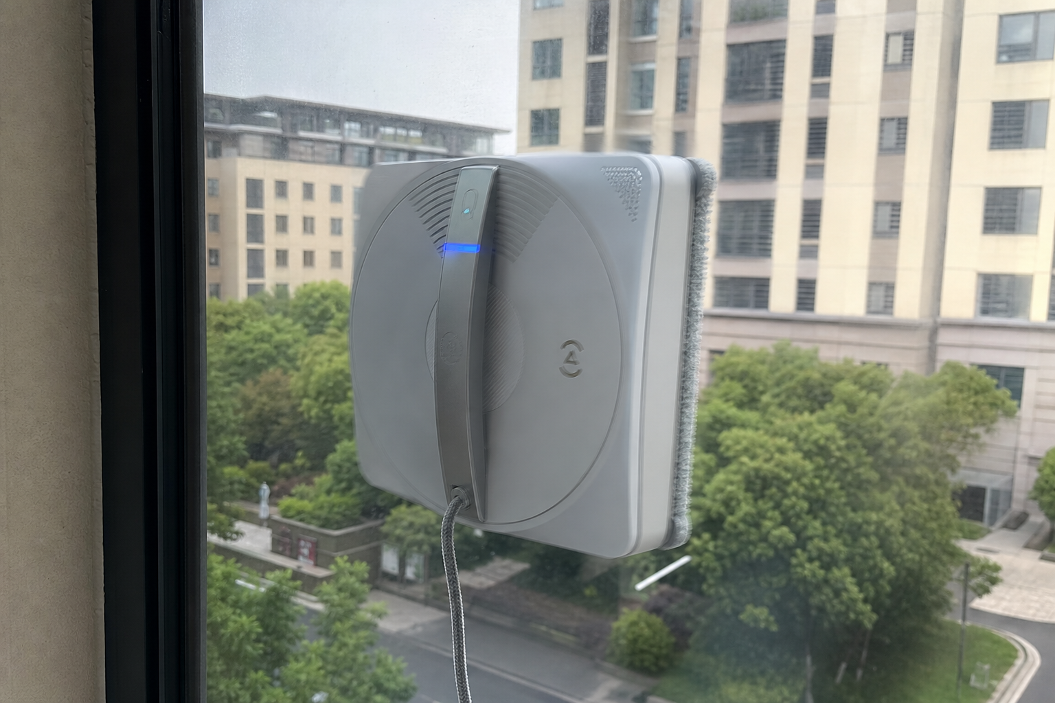 Roboten som vasker vinduene dine: Ecovacs lanserte Winbot W3 Omni i Europa for 7.700 kroner