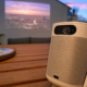 Bærbar projektor til sommerkino: Dette får du faktisk for under 5.000 kroner