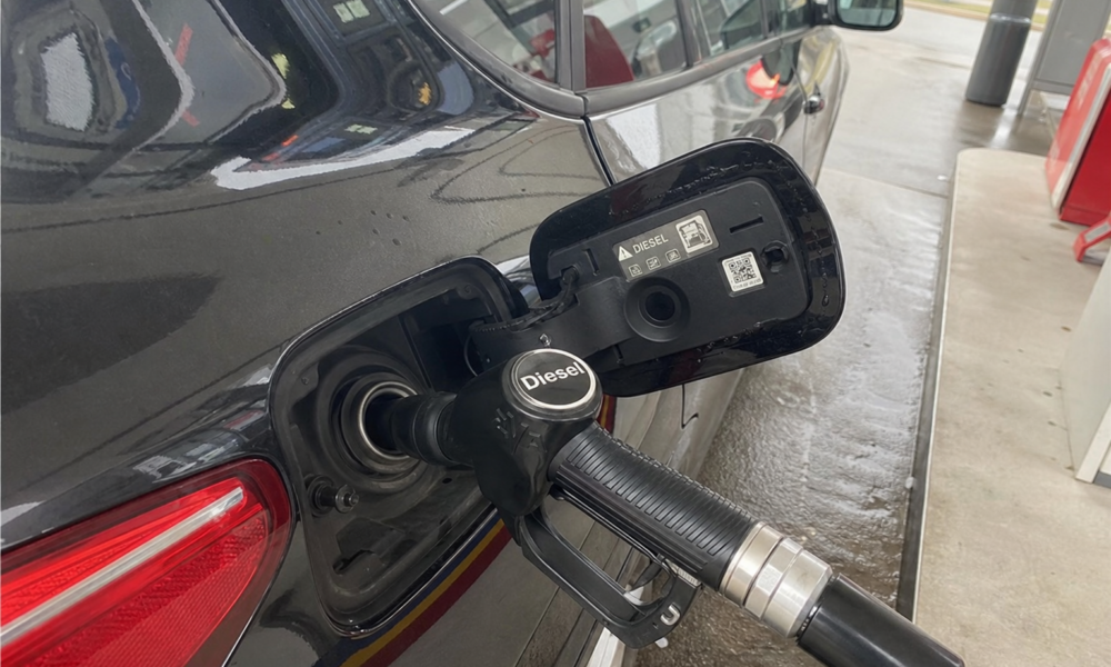 Feil drivstoff i bilen: Den ene bevegelsen som kan koste deg 100 000 kroner