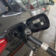 Feil drivstoff i bilen: Den ene bevegelsen som kan koste deg 100 000 kroner