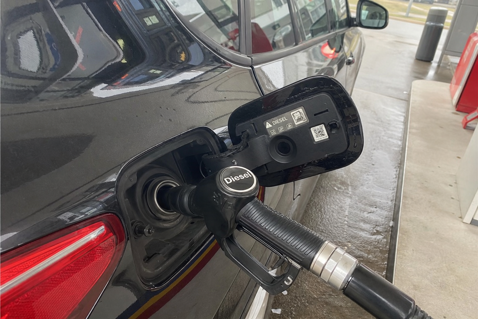 Feil drivstoff i bilen: Den ene bevegelsen som kan koste deg 100 000 kroner
