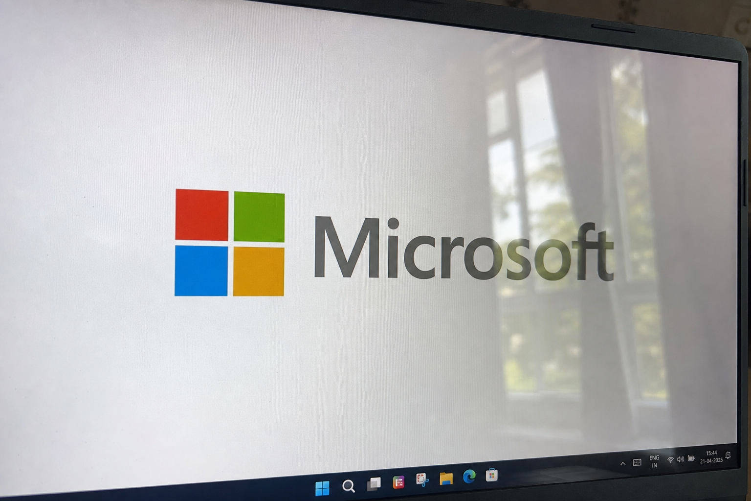 Microsoft frigjør seg fra OpenAI: MAI-Thinking-1 matcher Claude Opus på koding