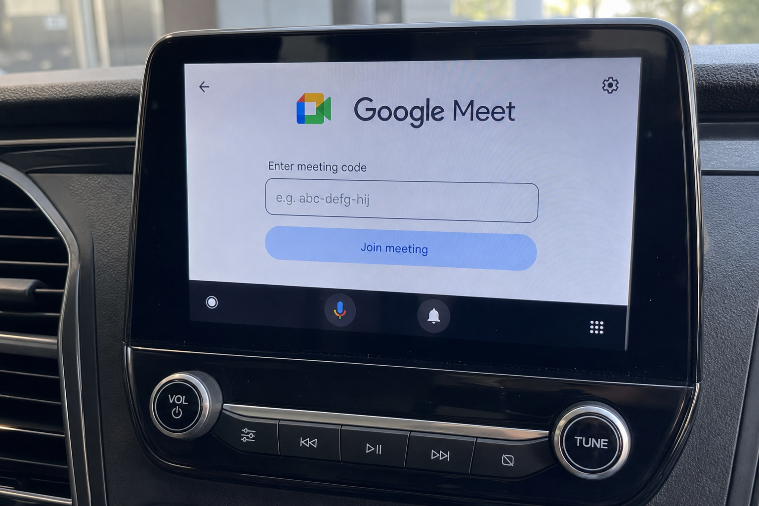 Google Meet kommer inn i bilen: Slik blir du med på videomøtet uten å røre telefonen