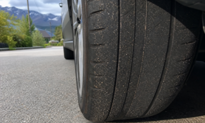 Elbilen sliter dekk 20 prosent raskere enn bensinbilen - mange norske eiere roterer for sjelden