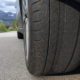 Elbilen sliter dekk 20 prosent raskere enn bensinbilen - mange norske eiere roterer for sjelden