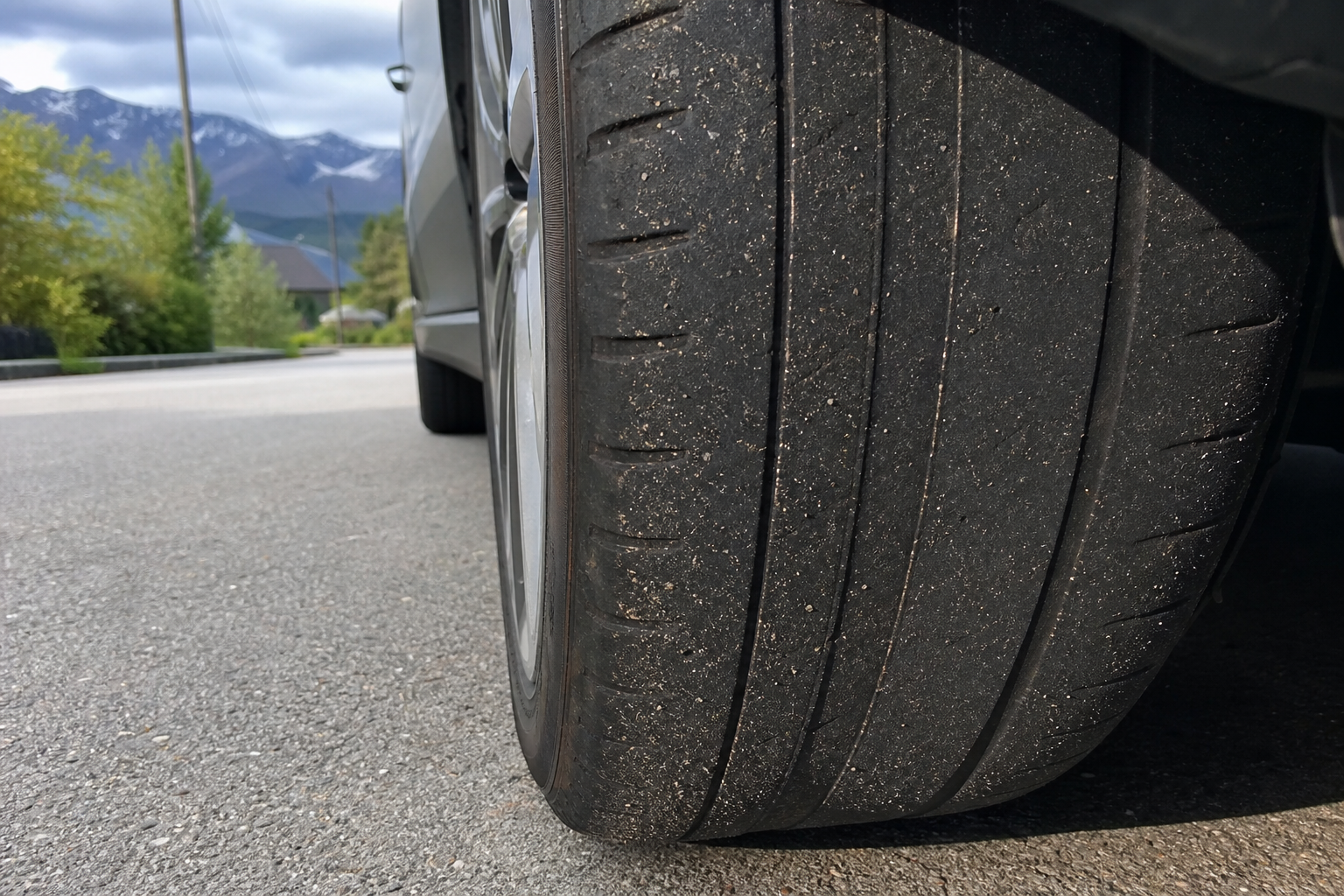 Elbilen sliter dekk 20 prosent raskere enn bensinbilen - mange norske eiere roterer for sjelden