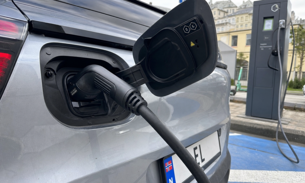 Høye oljepriser driver europeere mot elbil i rekordfart