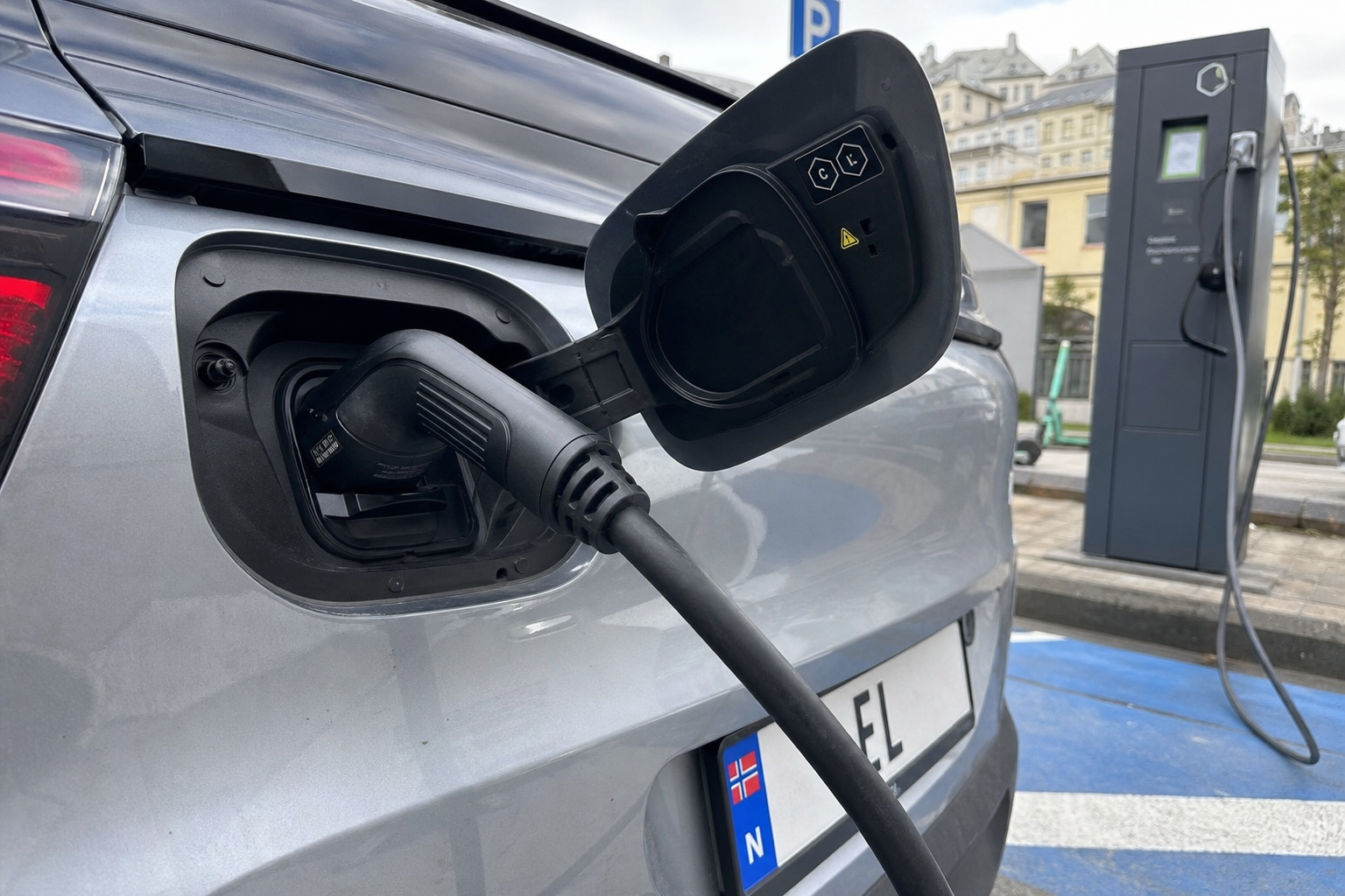Høye oljepriser driver europeere mot elbil i rekordfart