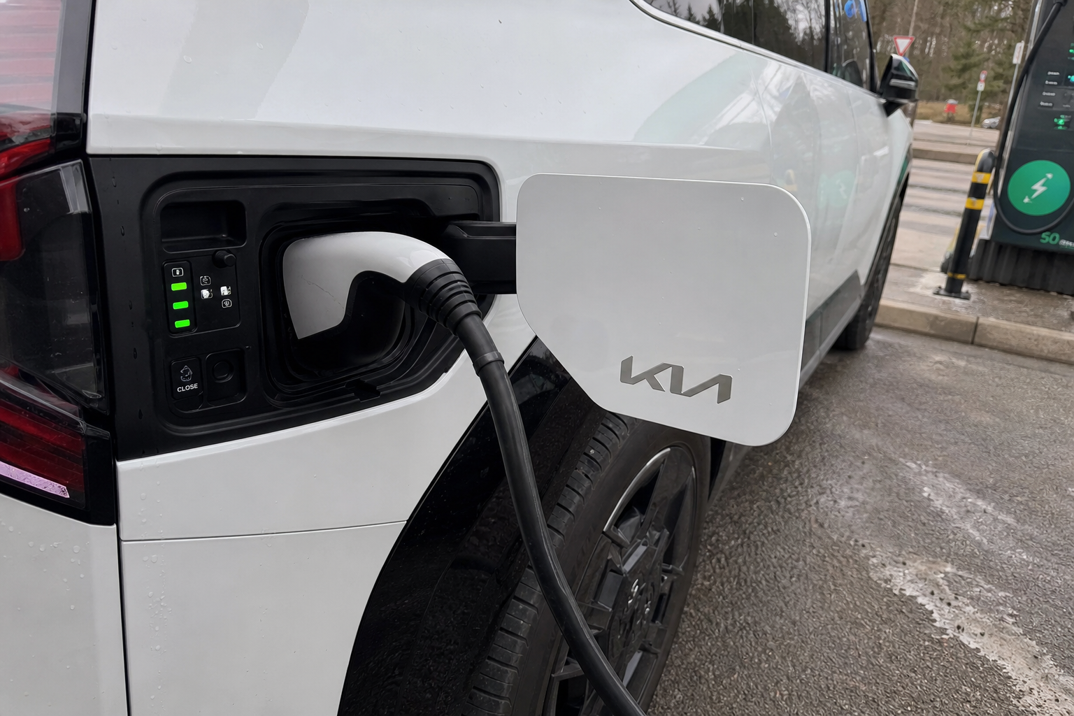 Kjører du 110 i stedet for 90 på motorveien? Så mye taper du i rekkevidde