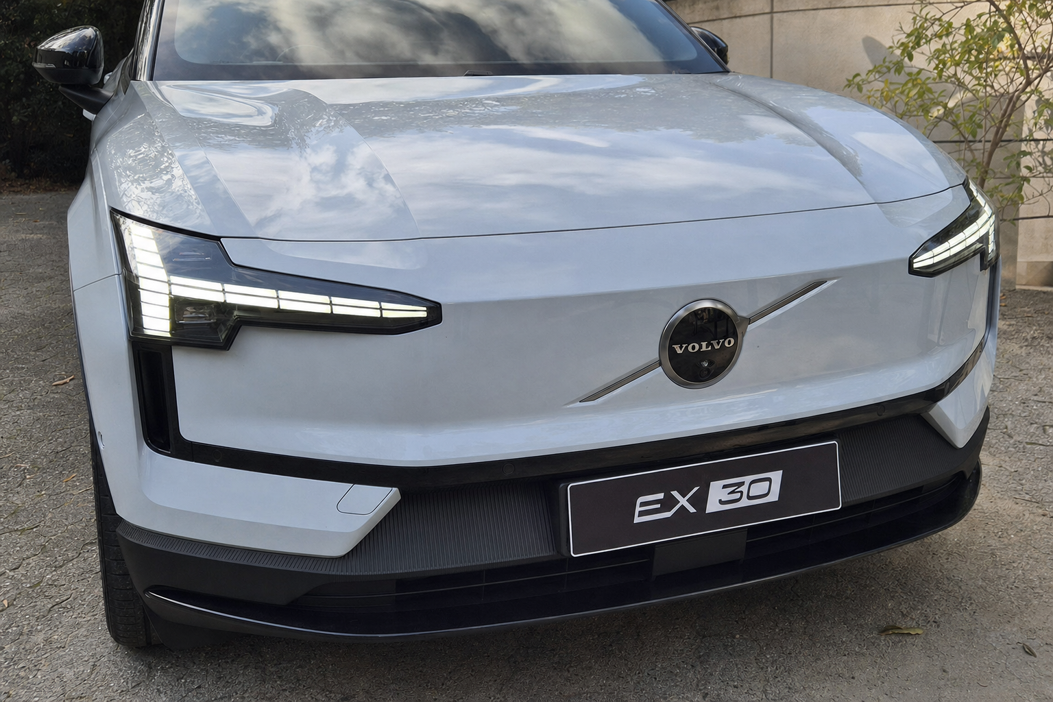 Volvo til EX30-eiere: «Ikke lad over 70 prosent» etter brannfunn
