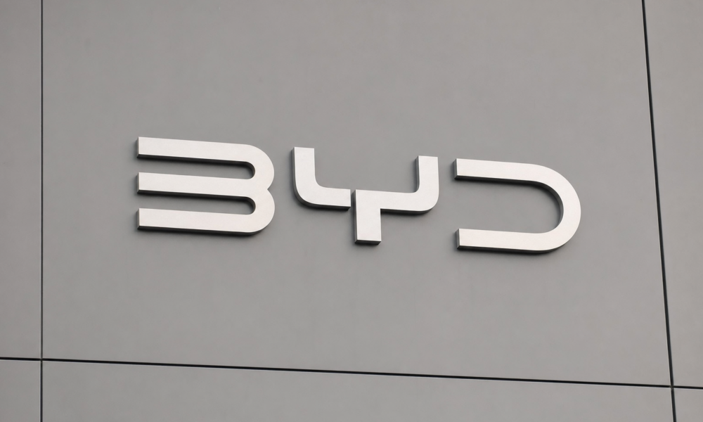 Når du kjøper neste BYD kan en humanoidrobot hjelpe deg: BYD-sjef vil ha roboter i alle forhandlere innen 2 år