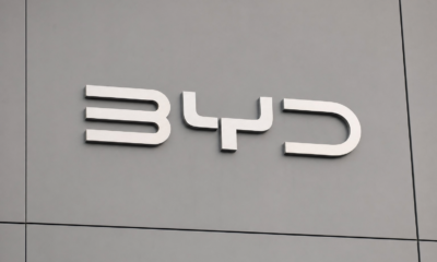 Når du kjøper neste BYD kan en humanoidrobot hjelpe deg: BYD-sjef vil ha roboter i alle forhandlere innen 2 år
