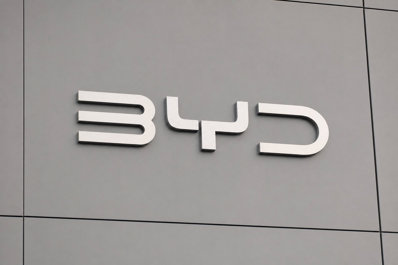 Når du kjøper neste BYD kan en humanoidrobot hjelpe deg: BYD-sjef vil ha roboter i alle forhandlere innen 2 år