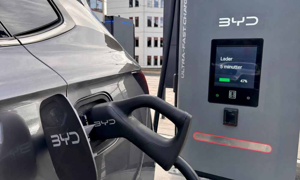 BYD lover 3.000 lynladere i Europa som fyller batteriet på fem minutter: Konkurrentene er ikke overbevist