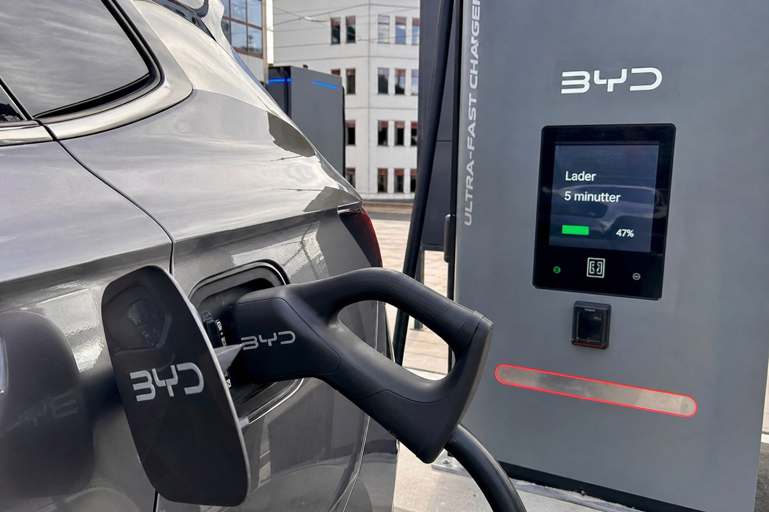 BYD lover 3.000 lynladere i Europa som fyller batteriet på fem minutter: Konkurrentene er ikke overbevist
