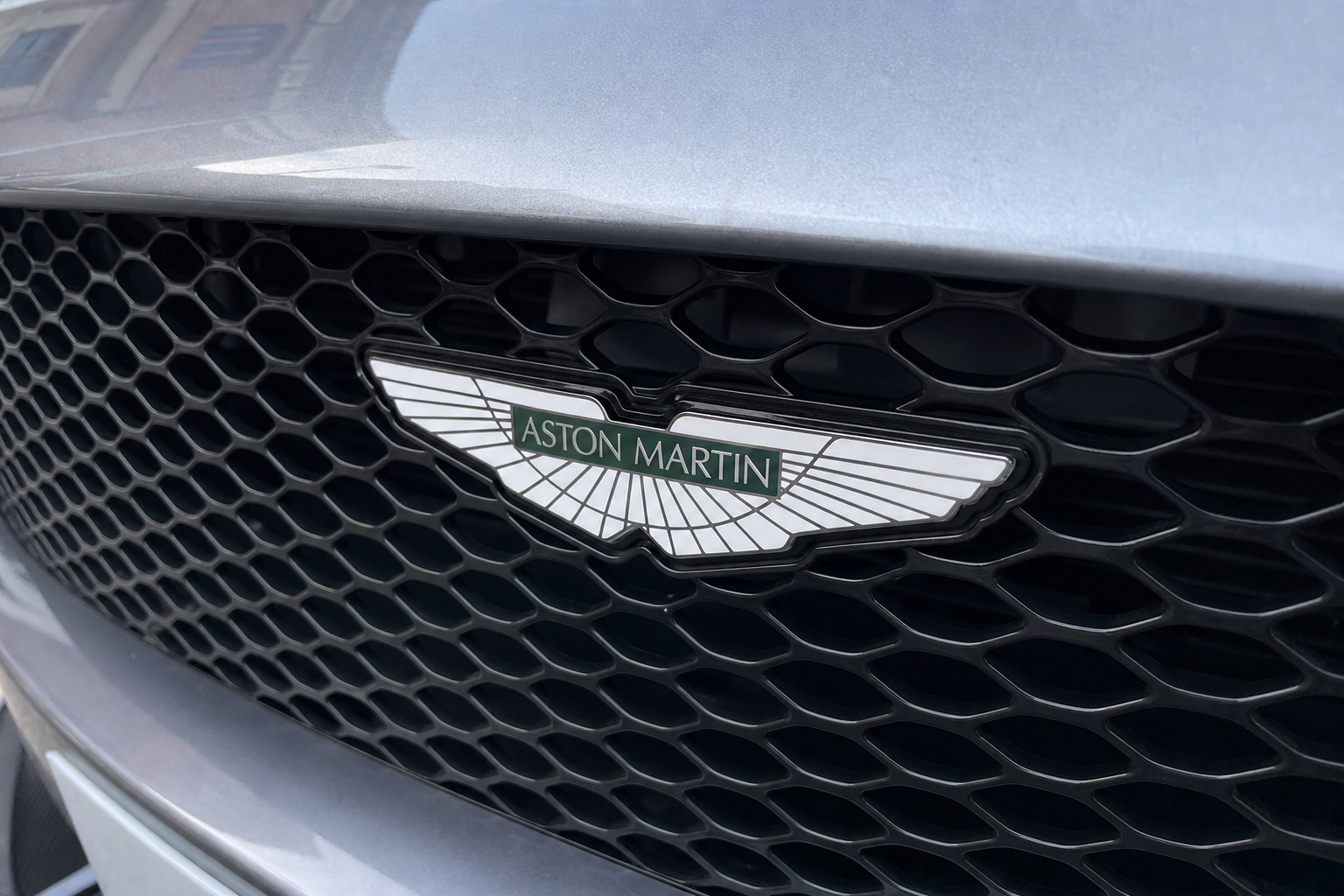 V12-en overlever til 2035, men Aston Martin må holde seg liten