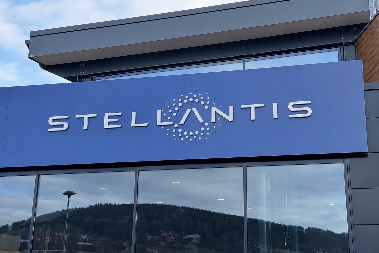 Aksjen halvert på et år: Investorene tviler på Stellantis-sjefens snuplan