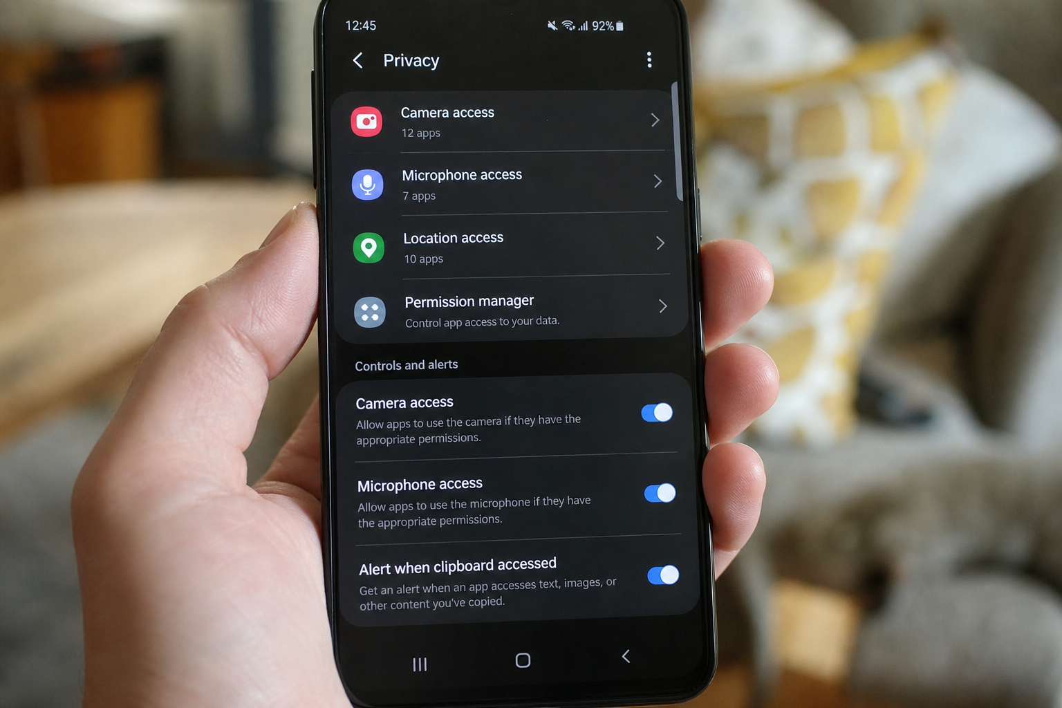 Disse appene kan bruke kameraet ditt uten at du merker det: Slik sjekker du tillatelsene på to minutter