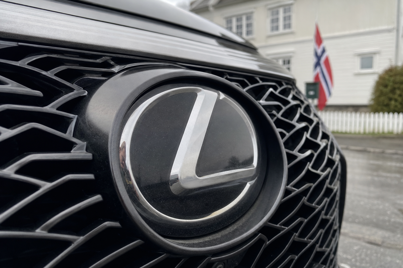 Toyota skroter flaggskip-elbil og må betale leverandørene milliarder