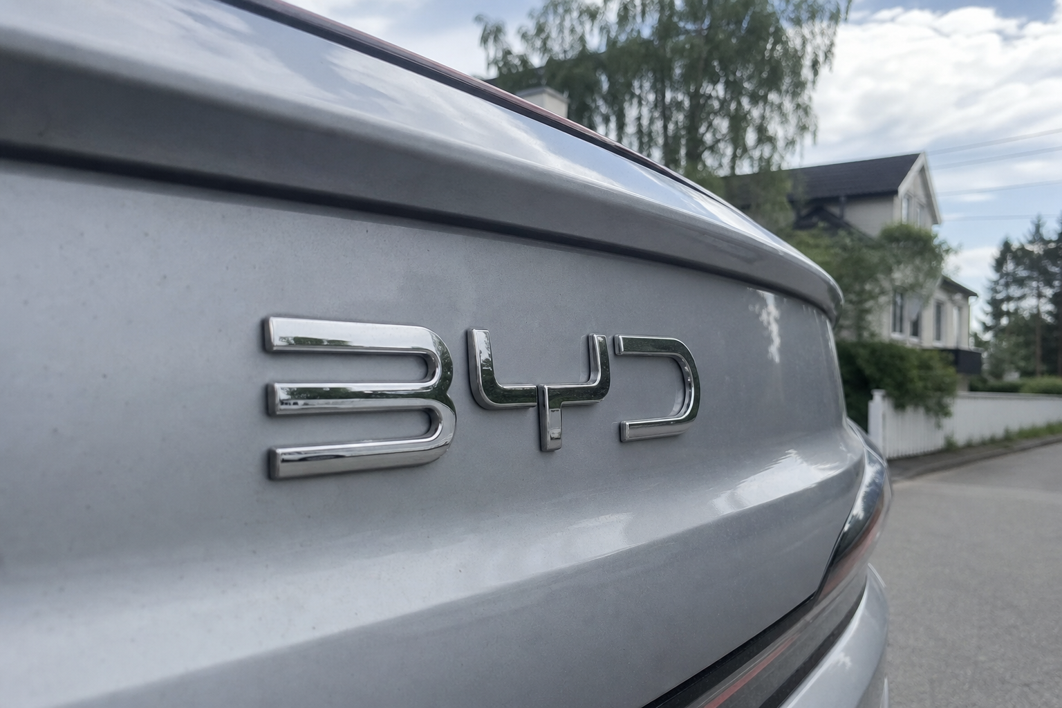 BYD leverer 557.000 elbiler mot Teslas 396.000: Det kinesiske selskapet befester elbiltronen