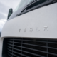 Musk lover Tesla Semi selvkjøring «mot slutten av året»: Listen over brutte løfter er lang