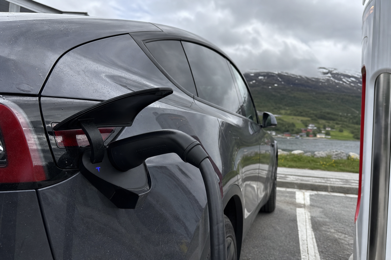 96,5 prosent av alle nye personbiler i juni var elektriske: første halvår satte ny rekord