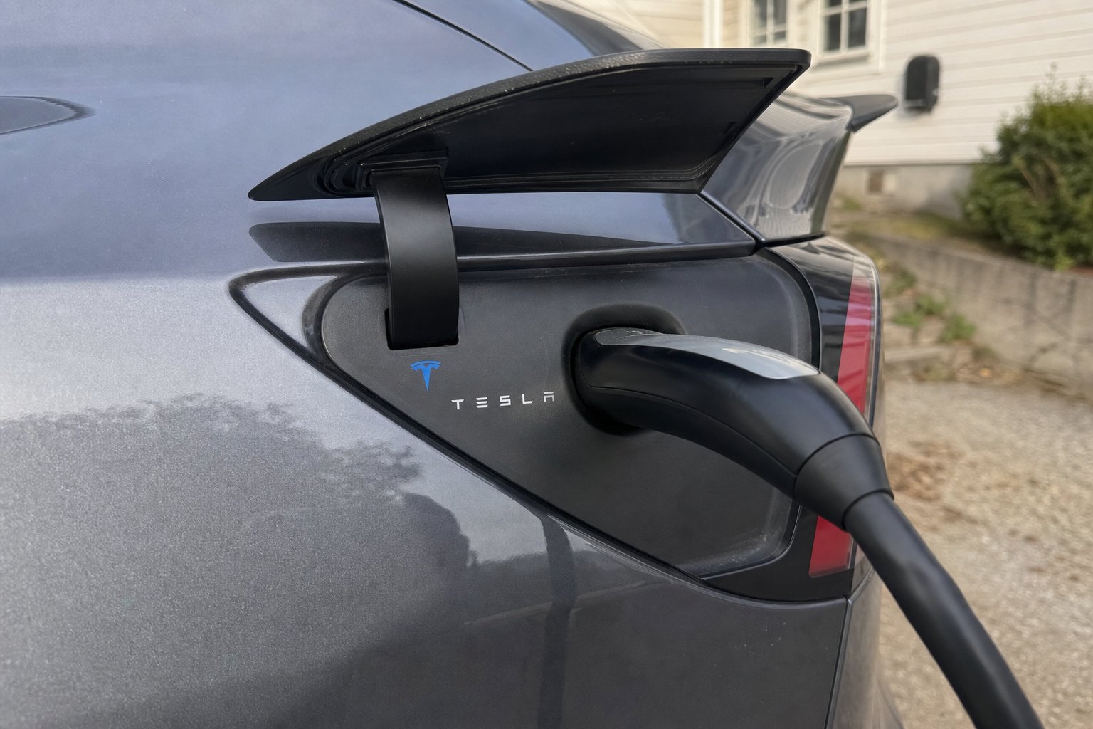 Lader du elbilen til 100 prosent hver natt: Slik kutter du batteriets levetid uten å vite om det