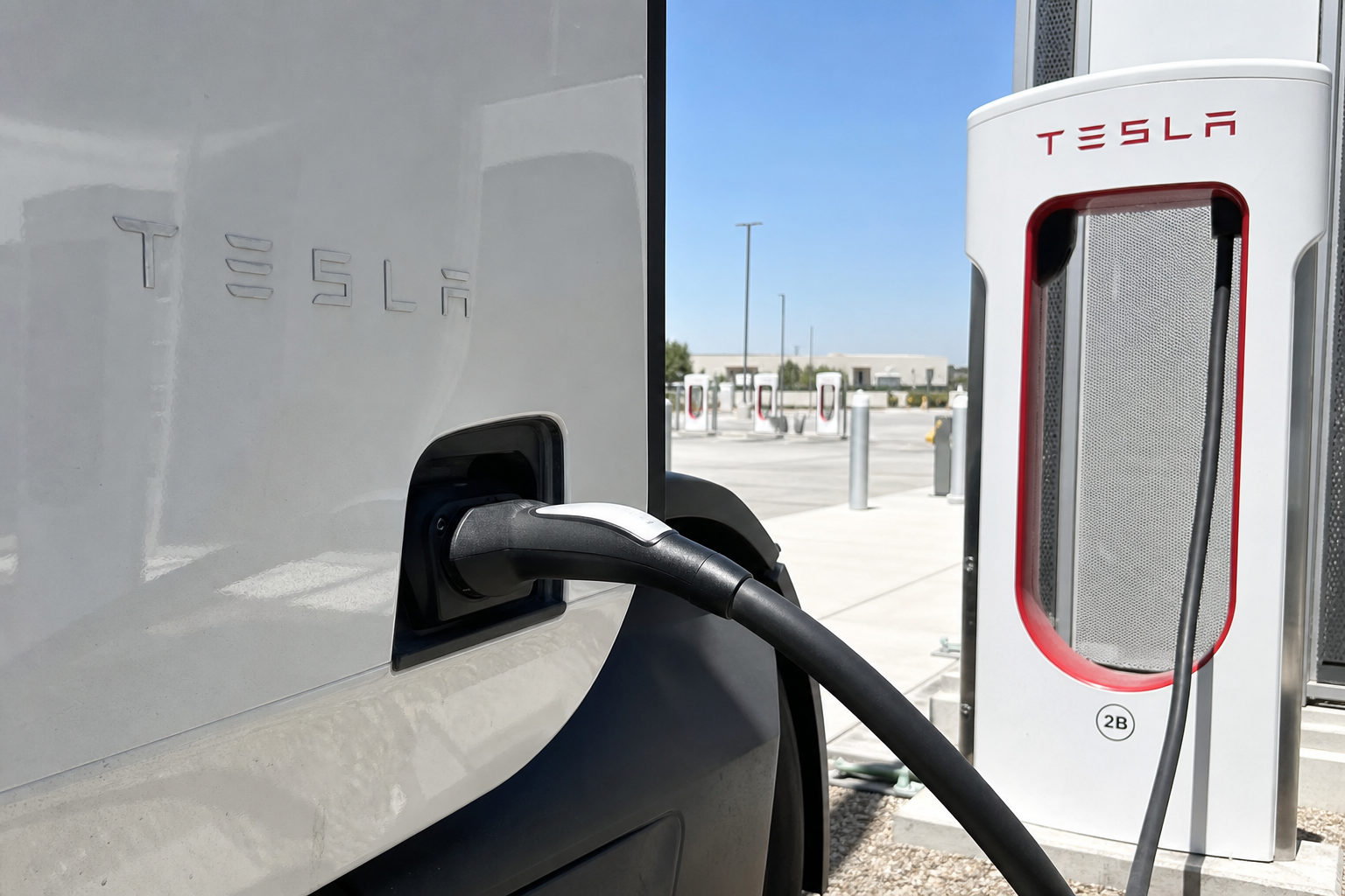 Ny Tesla-Megacharger lader Semi-lastebilen med 1,2 MW: 60 prosent batteri på en halvtime